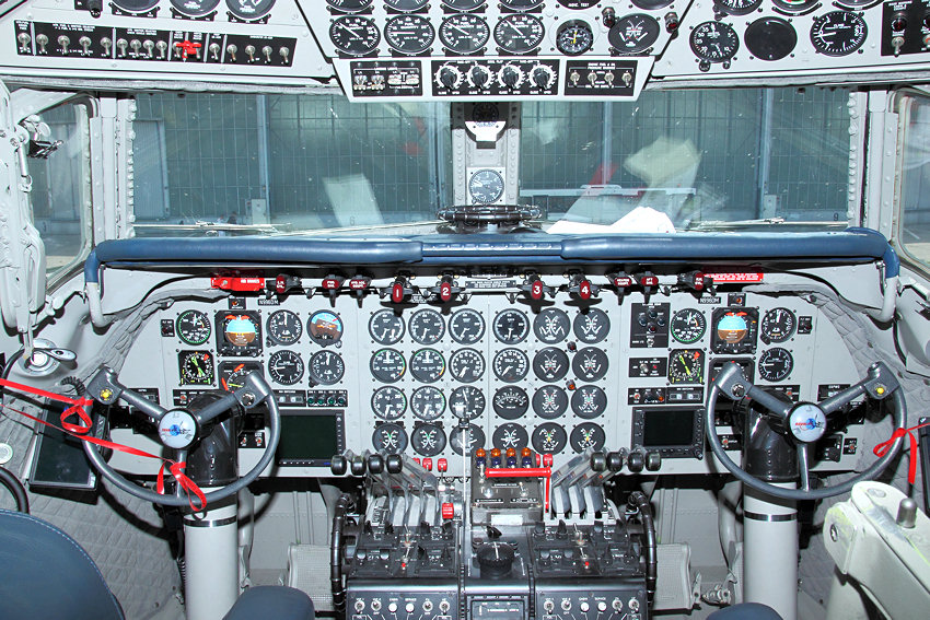 Douglas DC-6 B: The Flying Bulls von der Firma Red Bull
