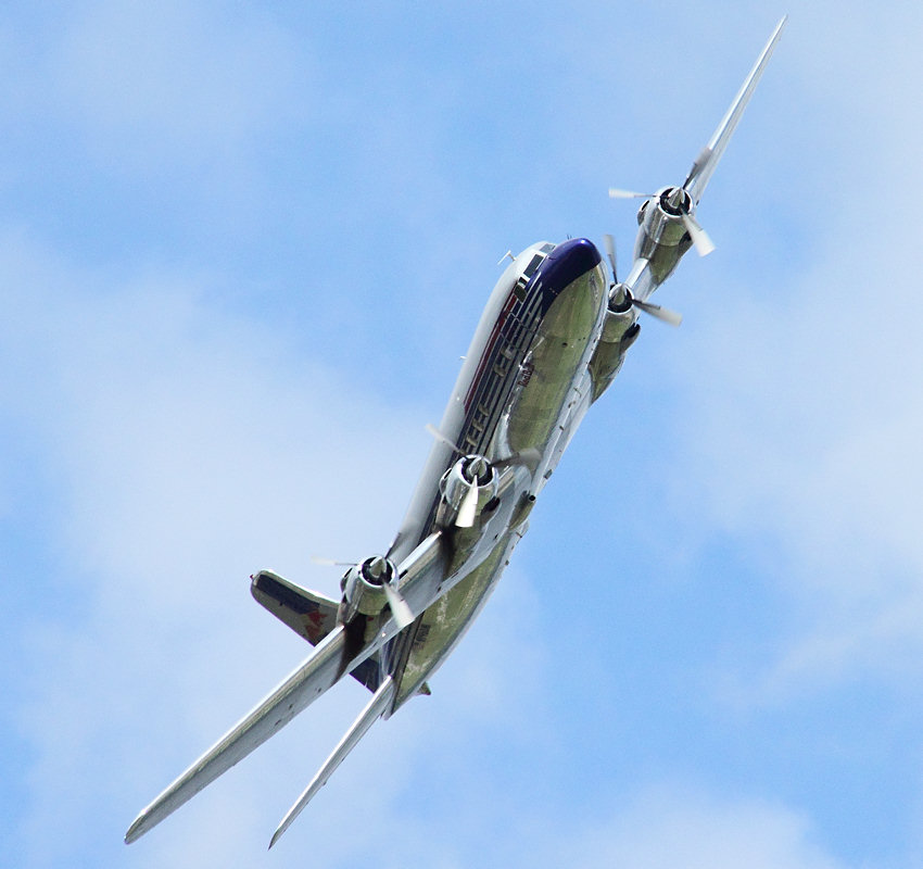Douglas DC-6: Passagierflugzeug der Flying Bulls von der Firma Red Bull