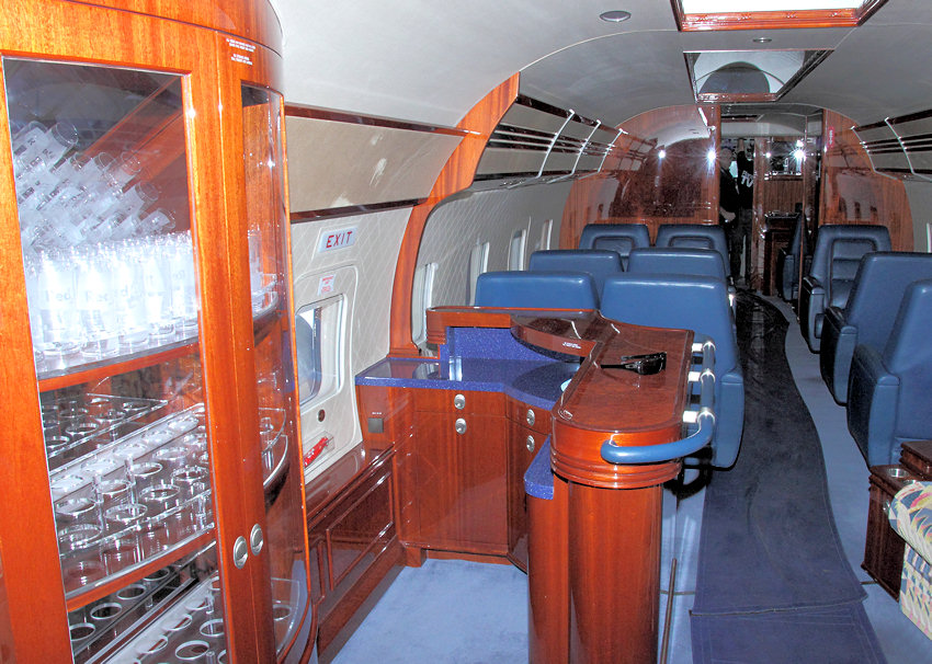 Douglas DC-6 B: Passagierflugzeug der Flying Bulls von der Firma Red Bull