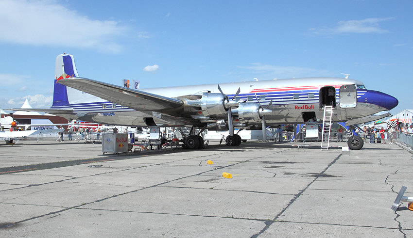 Douglas DC-6 B: Flugzeug der Flying Bulls von der Firma Red Bull