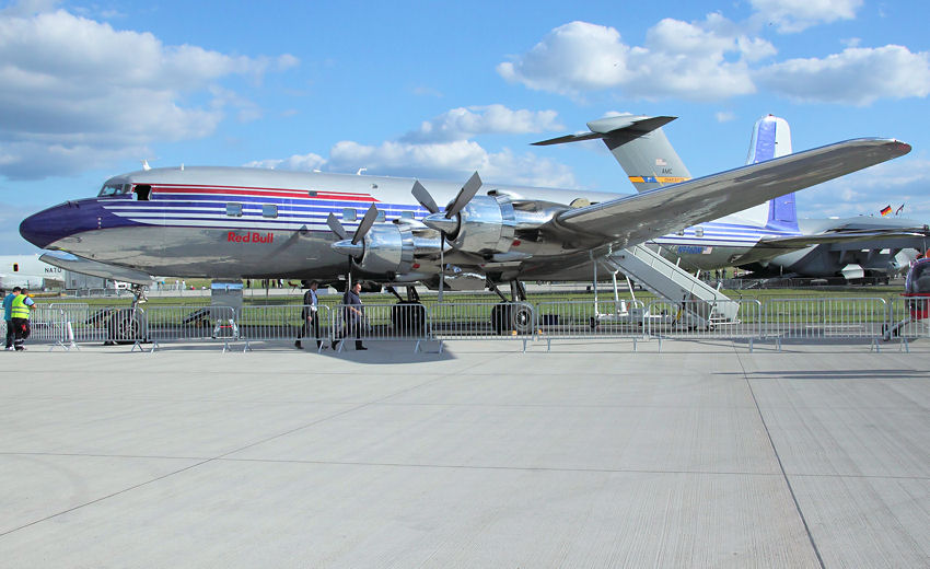 Douglas DC-6 B: Flugzeug der Flying Bulls von der Firma Red Bull