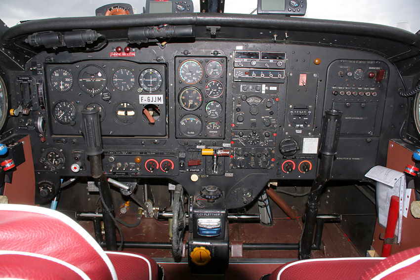 Max Holste MH.1521 Broussard: Cockpit