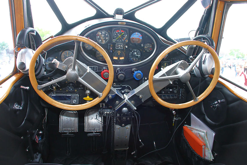 Waco YKS-6 - Cockpit