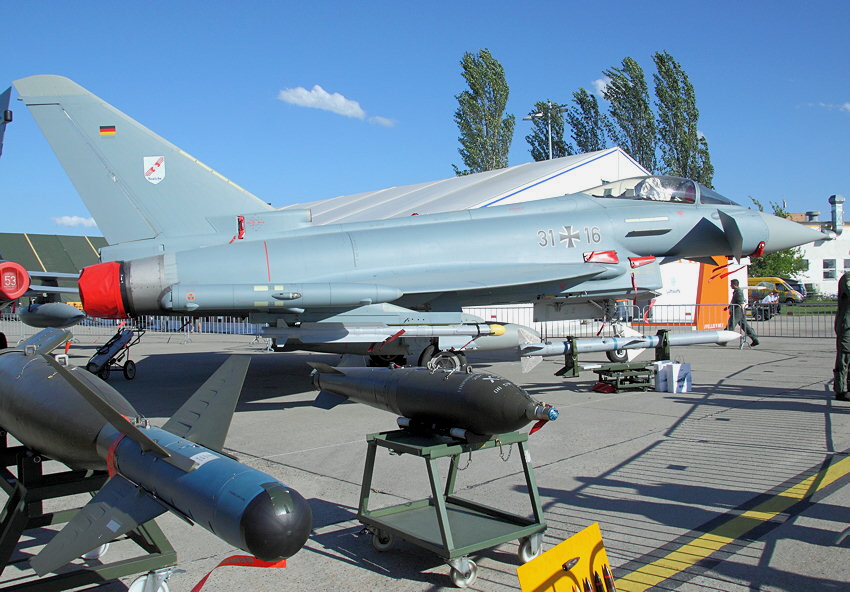 Eurofighter: Mehrzweckkampfflugzeug, das von Deutschland, Italien, Spanien und Großbritannien in Gemeinschaftsproduktion entwickelt wurde