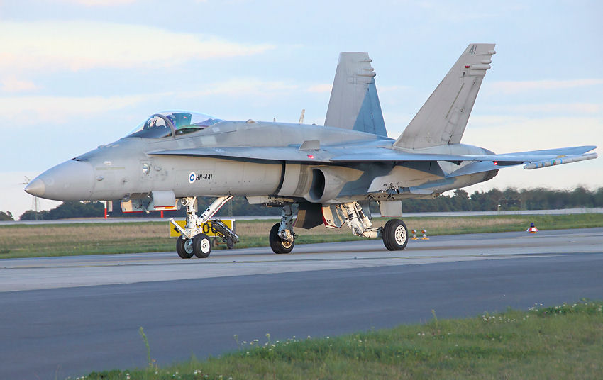 McDonnell Douglas F/A-18 Hornet: Flugzeug für den Einsatz auf Flugzeugträgern