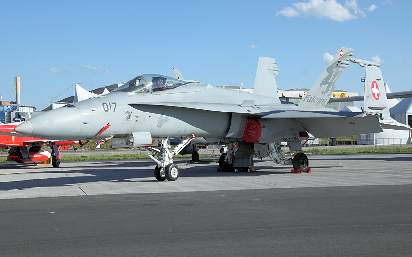 McDonnell Douglas F-18 Hornet: Das Flugzeug wurde primär für den Einsatz auf Flugzeugträgern konzipiert