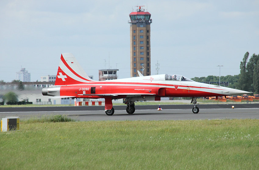 Northrop F-5E Tiger II - Patrouille Suisse: in den Vereinigten Staaten entwickeltes und gebautes Jagdflugzeug, das von der Kunstflugstaffel genutzt wird