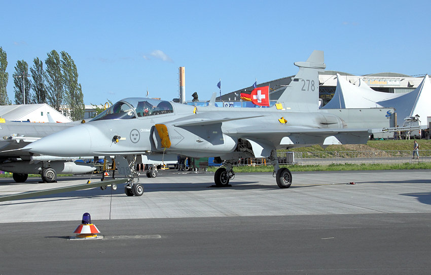 Saab JAS 39 Gripen: Das schwedische Mehrzweckkampfflugzeug ist für Starts und Landungen von Behelfspisten und Autobahnen ausgelegt