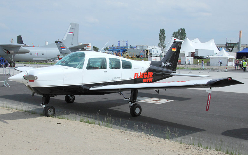 Beech C23 Sundowner 180: Das als Tiefdecker ausgelegte Flugzeug besaß ein starres Fahrwerk und einen Festpropeller