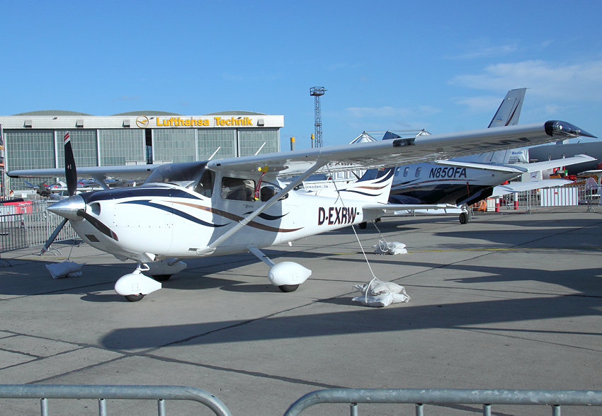 Cessna 182T Skylane: einmotoriger, abgestrebter Schulterdecker, der Platz für 4 Personen bietet