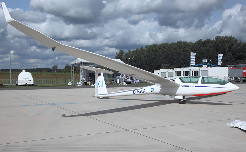 DG-1000 J: Segelflugzeug der DG Flugzeugbau GmbH mit Strahltriebwerk von der Akaflieg Karlsruhe