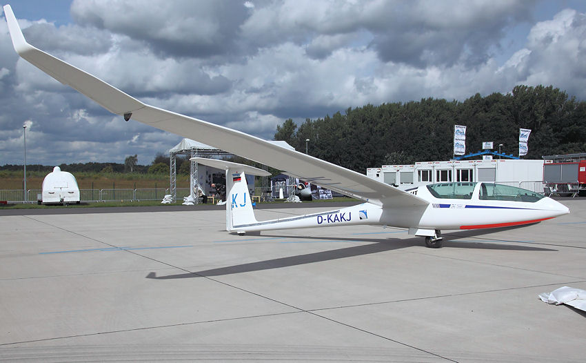 DG-1000 J: Segelflugzeug der DG Flugzeugbau GmbH mit Strahltriebwerk von der Akaflieg Karlsruhe