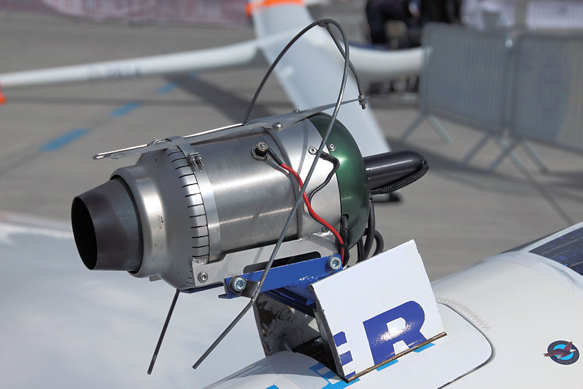 DG-1000 J: Segelflugzeug der DG Flugzeugbau GmbH mit Strahltriebwerk von der Akaflieg Karlsruhe