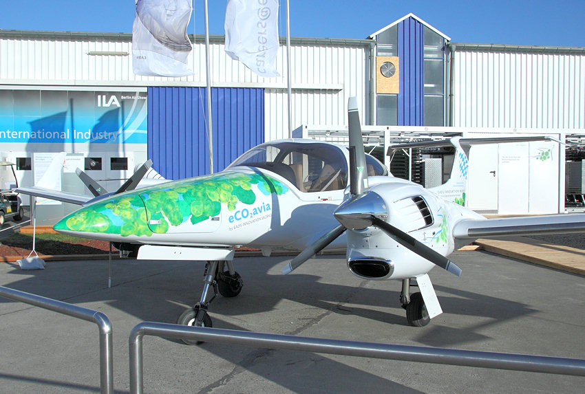Diamond DA42 New Generation: wird in Zusammenarbeit der EADS mit Biotreibstoff aus Algen betrieben