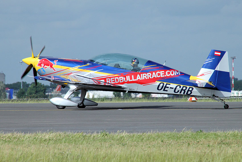 Extra 300 LP: Kunstflug-Maschine der Firma RED BULL