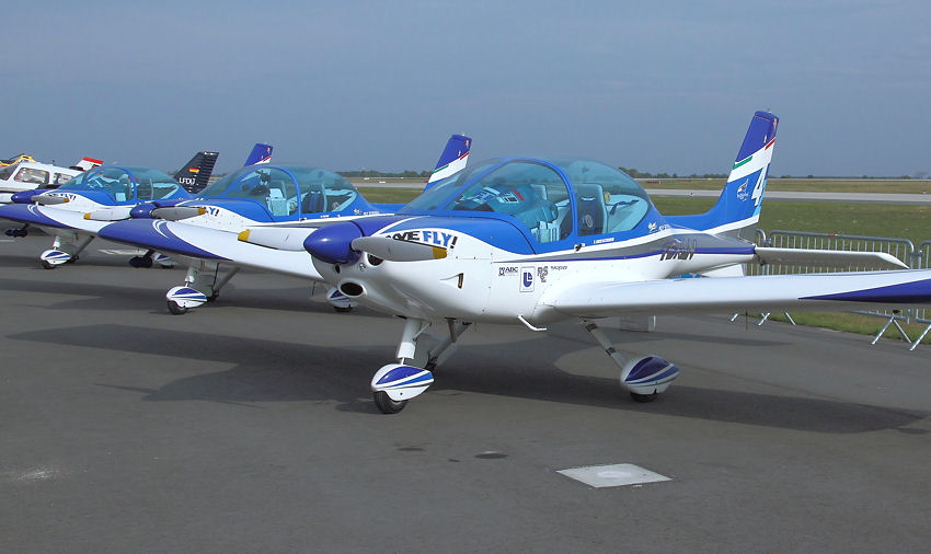Fly Synthesis Texan: Die Kunstflugstaffel "Wefly! Team" fliegt diese italienischen Ultraleicht-Flugzeuge