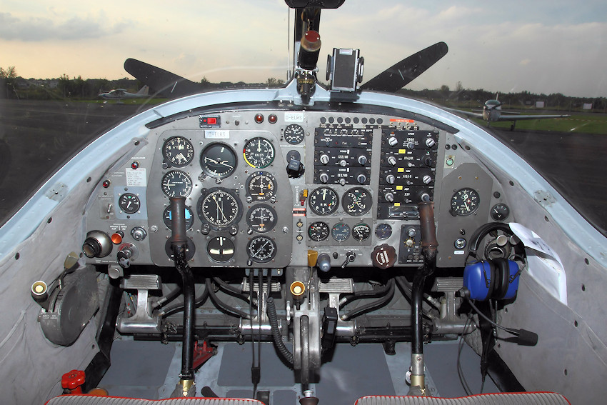Piaggio P 149 - Cockpit