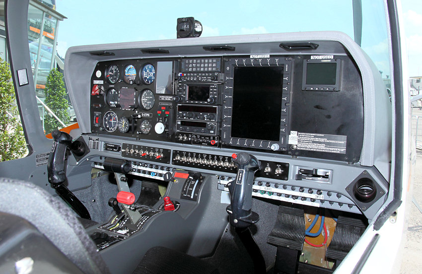 Die Grob G 120TB ist mit einem neuen Glas-Cockpit von Elbit-Systems und als Option mit dem Leicht-Schleudersitz Mk.15B von Martin Baker ausgestattet