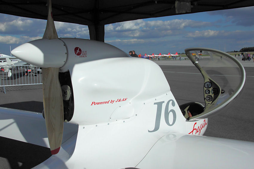 J&AS Aero Design J6 Fregata: Motorsegler mit Schubpropeller und V-Leitwerk