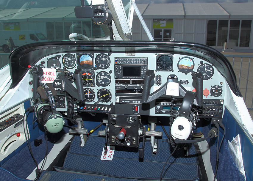 Lake LA-250 Renegade: Cockpit