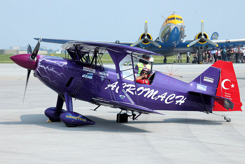 Purple Violet: Doppeldecker der Kunstflugstaffel Acromach