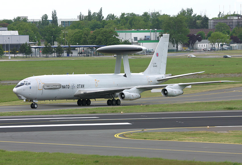 Boeing E-3A Sentry AWACS: Aufklärungs- und Leitzentrale der NATO (Airborne Warning and Control System)