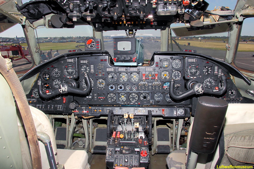 Antonow AN-26 - Cockpit