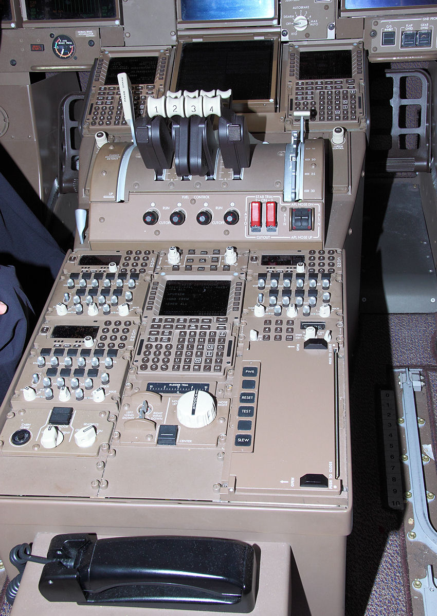 Boeing 747-8 Intercontinental: Cockpit
