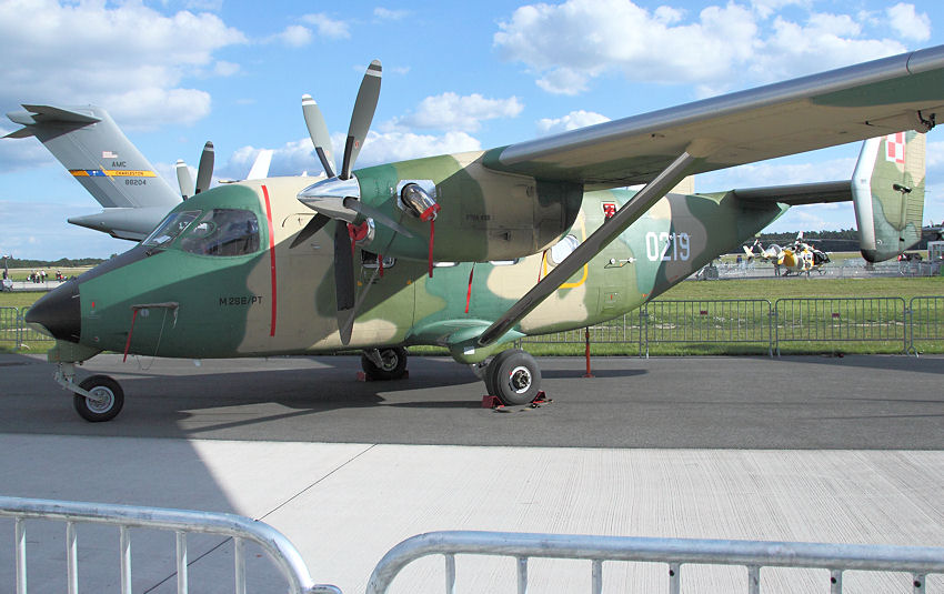 PZL M-28 Bryza: Die M-28 Bryza zeichnet sich durch STOL-Eigenschaften mit einer Startstrecke von nur 325 m aus und kann von behelfsmäßigen Flugplätzen operieren.