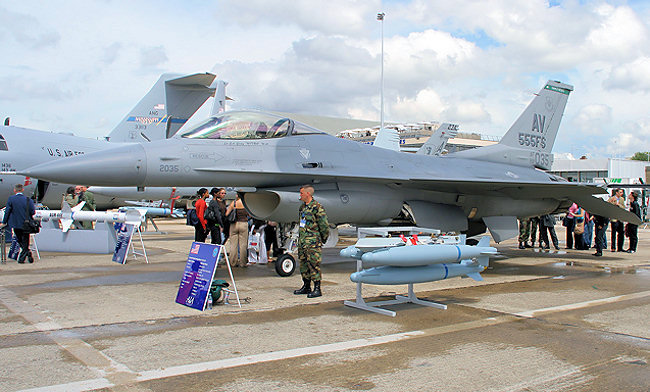 F-16 Fighting Falcon - Lockheed Martin