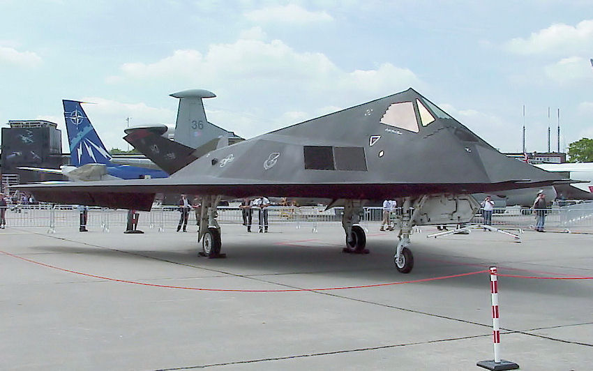 Lockheed F-117A Nighthawk - Tarnkappenbomber der USA