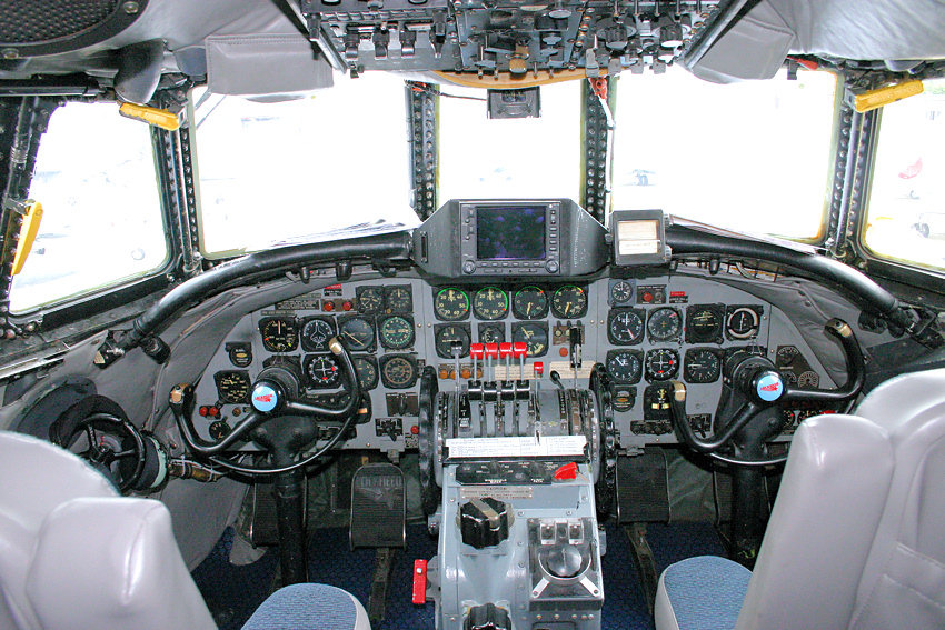 Lockheed L-1049 - Cockpit