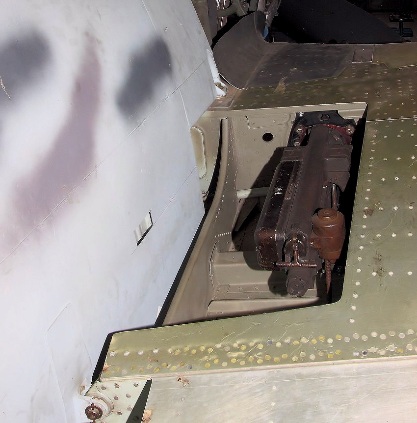 Focke Wulf - Waffenschacht des Maschinengewehrs in der Tragfläche