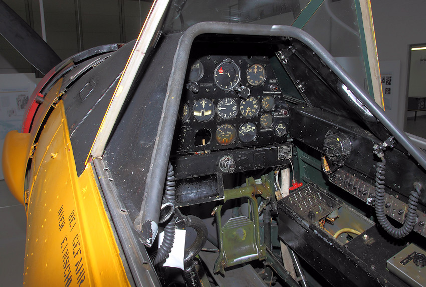 CCF Harvard Cockpit - vorne