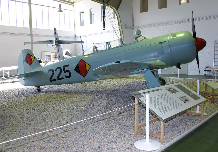 YAK-11, Yakovlev: russisches Trainingsflugzeug