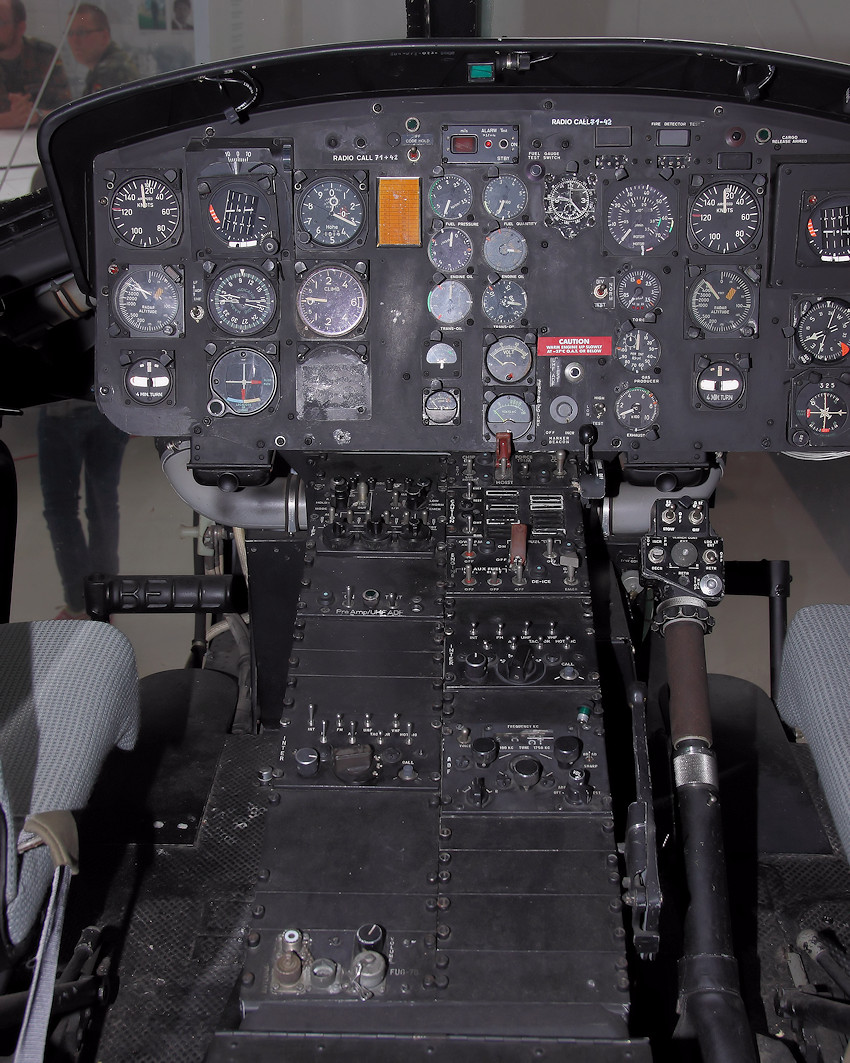 Bell UH-1 HUEY - Cockpit