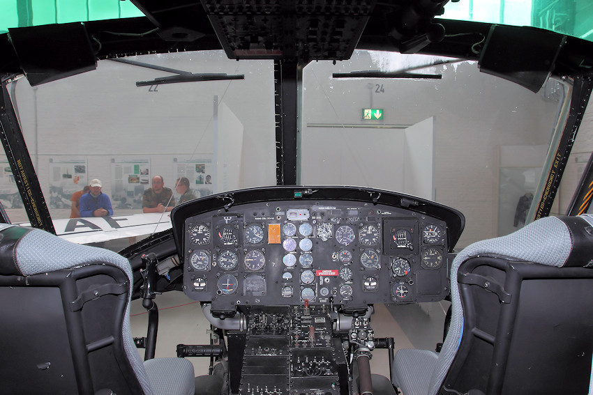 Bell UH-1 HUEY - Cockpit
