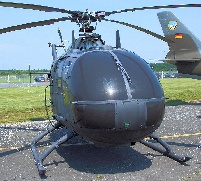 MBB BO 105M: erster Hubschrauber mit starrem, gelenklosen Rotorsystem, das einen Looping ermöglicht
