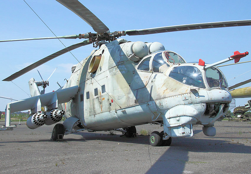 Mil Mi-24 D: einer der robustesten und waffenstärksten Kampfhubschrauber der Welt (“fliegender Panzer”)