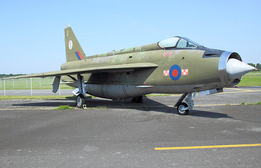 English Electric (BAC) Lightning F Mk.2A:  Allwetter-Abfangjagdflugzeug von 1954 flog schon 2.044 km/h