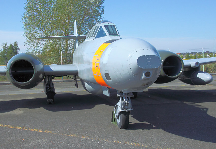 Amstrong Whitworth Meteor NF-11 (Gloster Meteor): Nachtjäger von 1950 mit Radar und Navigator