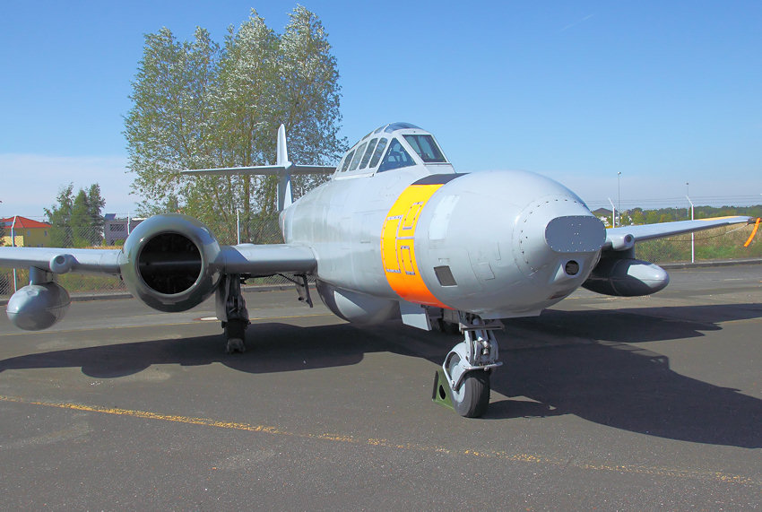 Amstrong Whitworth Meteor NF-11 (Gloster Meteor): Nachtjäger von 1950 mit Radar und Navigator