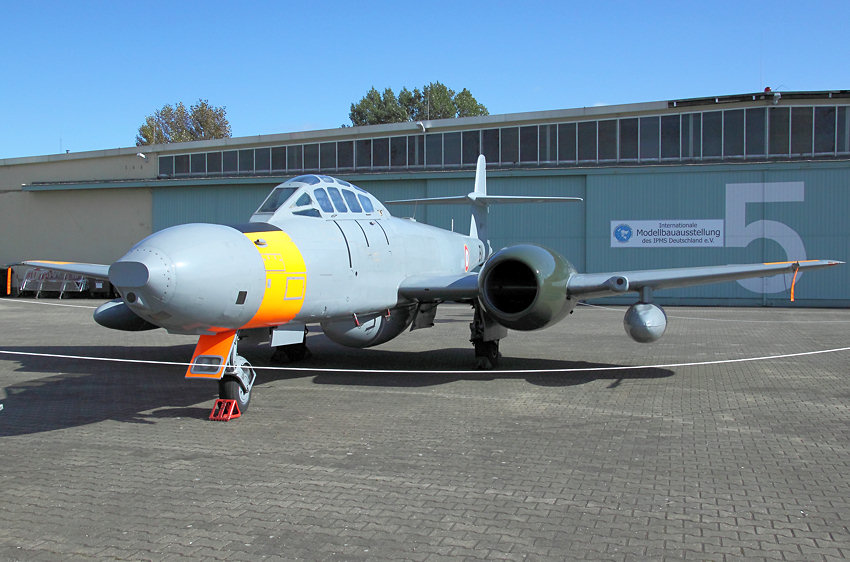 Amstrong Whitworth Meteor NF-11 (Gloster Meteor): Nachtjäger von 1950 mit Radar und Navigator
