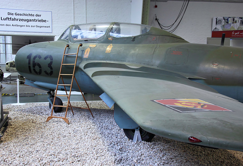 MiG-15 UTI: wurde als Kampfeinsatztrainer für die MiG-Unterschalljäger gebaut