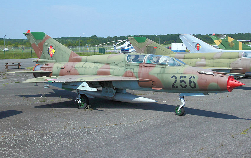 MiG-21 UM, Mikojan-Gurewitsch: doppelsitziges Schul- und Übungsflugzeug