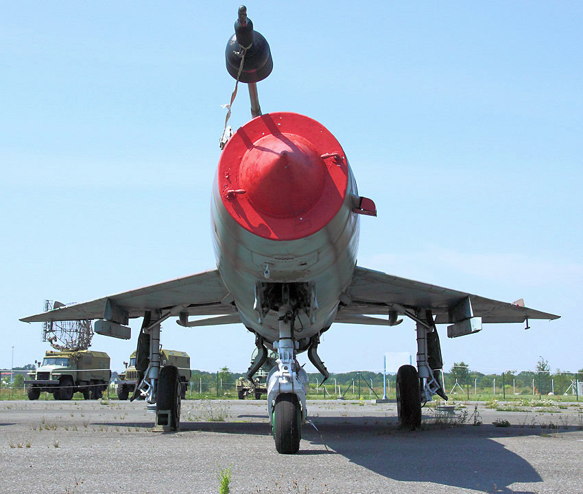 MiG-21 UM, Mikojan-Gurewitsch: doppelsitziges Schul- und Übungsflugzeug