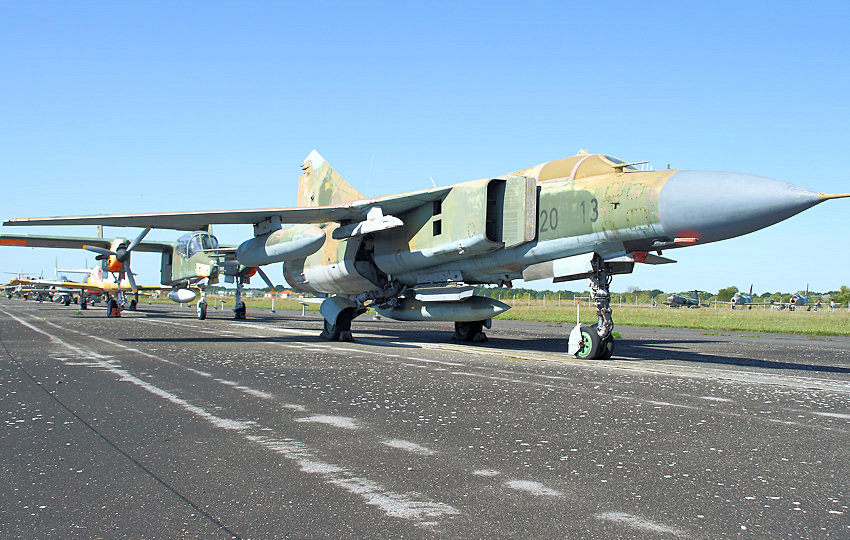 MiG-23 ML, Mikojan-Gurewitsch: Jagdbomber mit Schwenkflügel von 1967 (NATO-Code:Flogger G)
