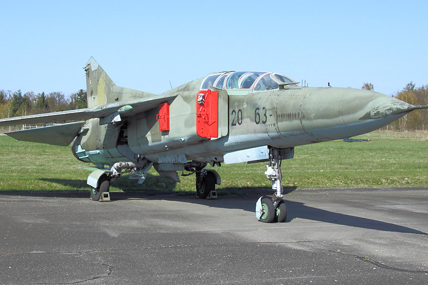 MiG-23 UB, Mikojan-Gurewitsch: doppelsitzige Trainerversion der MiG-23