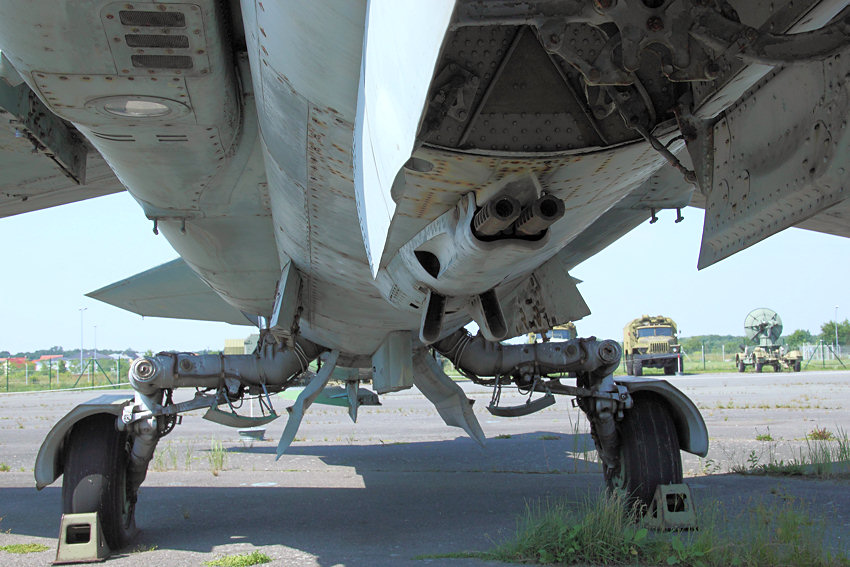 MiG-23 UB - Unterbau mit Waffen