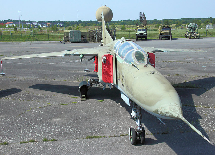 MiG-23 UB, Mikojan-Gurewitsch: doppelsitzige Trainerversion der MiG-23